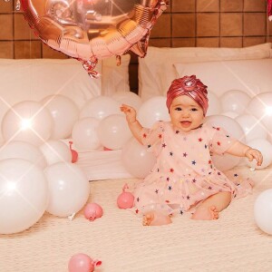Sabrina Sato comemora os 8 meses de Zoe bom bolo e balões