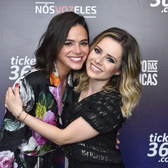 Bruna Marquezine assiste de camarote novo show da dupla Sandy e Júnior, em São Paulo