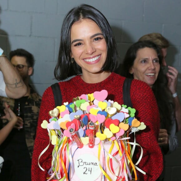 Bruna Marquezine comemorou aniversário de 24 anos em show de Sandy e Júnior no Rio de Janeiro