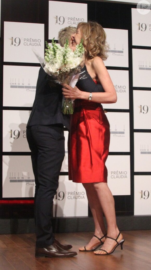 Marília Gabriela é homenageada em premiação e recebe flores do filho, o ator Theodoro Cochrane