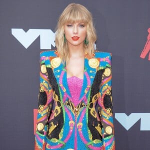 Taylor Swift chamou atenção com minivestido Versace com estampa de alfinete no VMA 2019