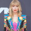 Taylor Swift usou estampa de alfinete dourado ou "safety pin" (alfinete de segurança), considerado um símbolo de protesto contra o governo Trump e que também demonstra solidariedade às vítimas de racismo, homofobia e perseguição religiosa
