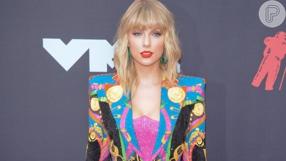 Taylor Swift usou estampa de alfinete dourado ou "safety pin" (alfinete de segurança), considerado um símbolo de protesto contra o governo Trump e que também demonstra solidariedade às vítimas de racismo, homofobia e perseguição religiosa