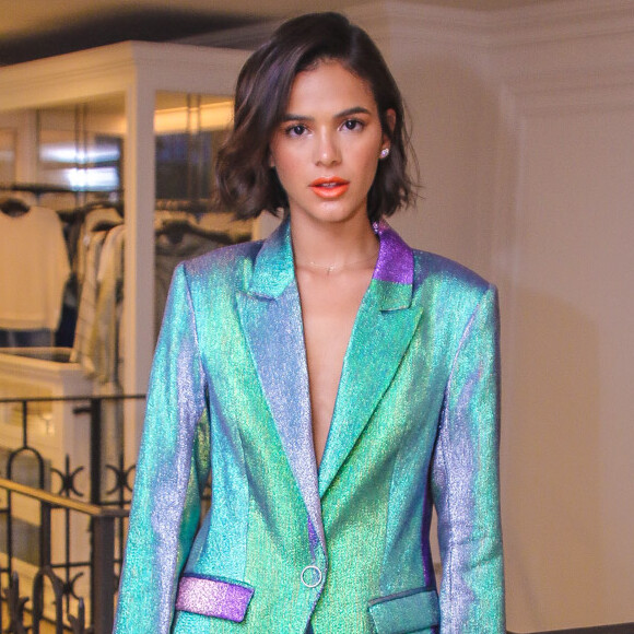 Bruna Marquezine inova visual a aposta em par de brincos de alfinete