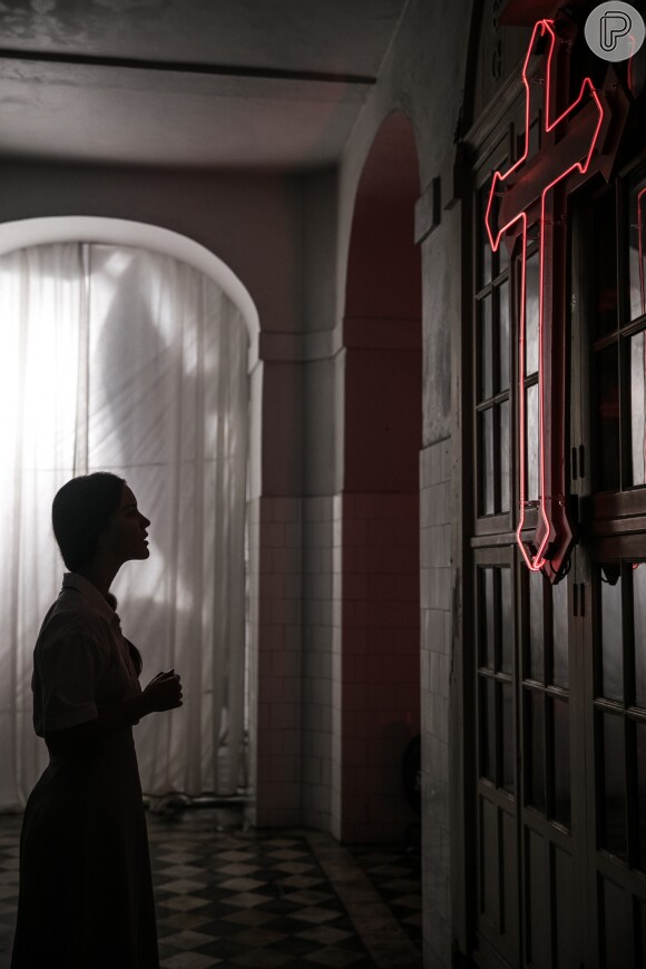Ex-noviça, Fabiana (Nathalia Dill) é encontrada por padre agonizando em igreja na novela 'A Dona do Pedaço'