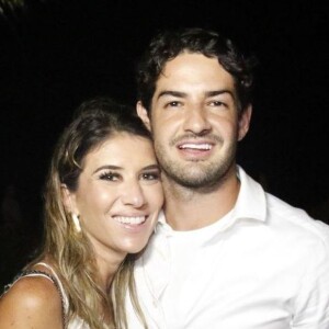 Rebeca Abravanel e Alexandre Pato publicam foto de casamento nesta quinta-feira, dia 29 de agosto de 2019