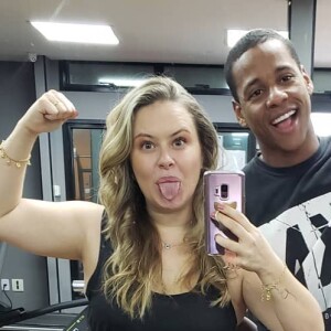 Corpo e look de Mariana Bridi chamou atenção em foto na web