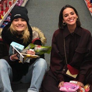 Bruna Marquezine atacou doces em reencontro com amigos em célula
