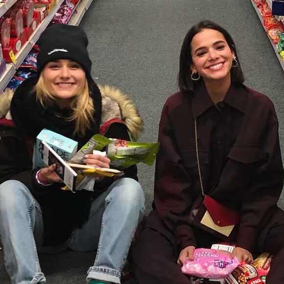 Bruna Marquezine atacou doces em reencontro com amigos em célula