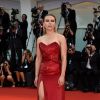 Scarlett Johansson, estrela do filme "Marriage Store", brilhou com vestido longo vermelho modelo tomara que caia e com uma fenda poderosa