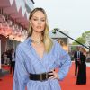 Candice Swanepoel, angel da Victoria's Secret, escolheu uma chemise listrada da grife italiana Etro para a pré-estreia do filme "The Perfect Candidate", no Festival de Veneza