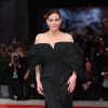 A atriz Liv Tyler apostou na tendência de mangas bufantes e volumosas ao escolher um vestido longo preto modelo tomara que caia para o Festival de Veneza