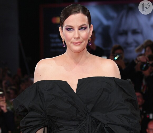 A maquiagem em tons de roxo da atriz Liv Tyler também chamou atenção no red carpet do Festival de Veneza