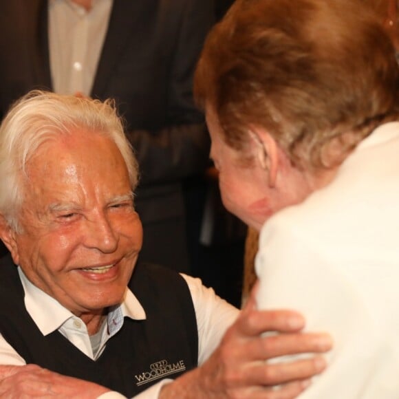 Na festa dos 50 anos do 'Jornal Nacional', Alice-Maria Reiniger cumprimentou Cid Moreira, o primeiro âncora do telejornal