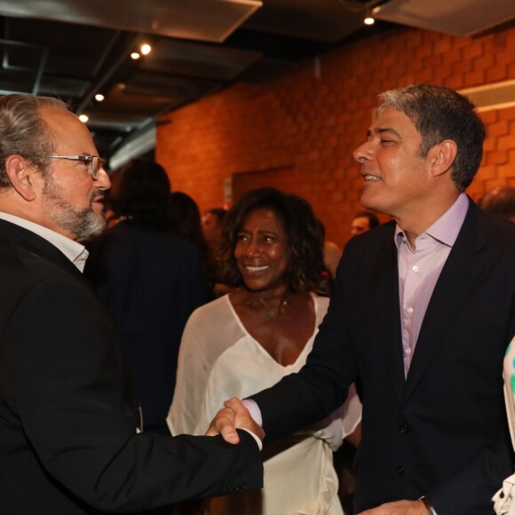 William Bonner e a mulher, Natasha Dantas, se encontraram com Ernesto Paglia e Gloria Maria na festa dos 50 anos do 'Jornal Nacional'