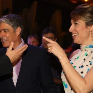 William Bonner e Natasha Dantas cumprimentaram Roberto Kovalick na festa dos 50 anos do 'Jornal Nacional'