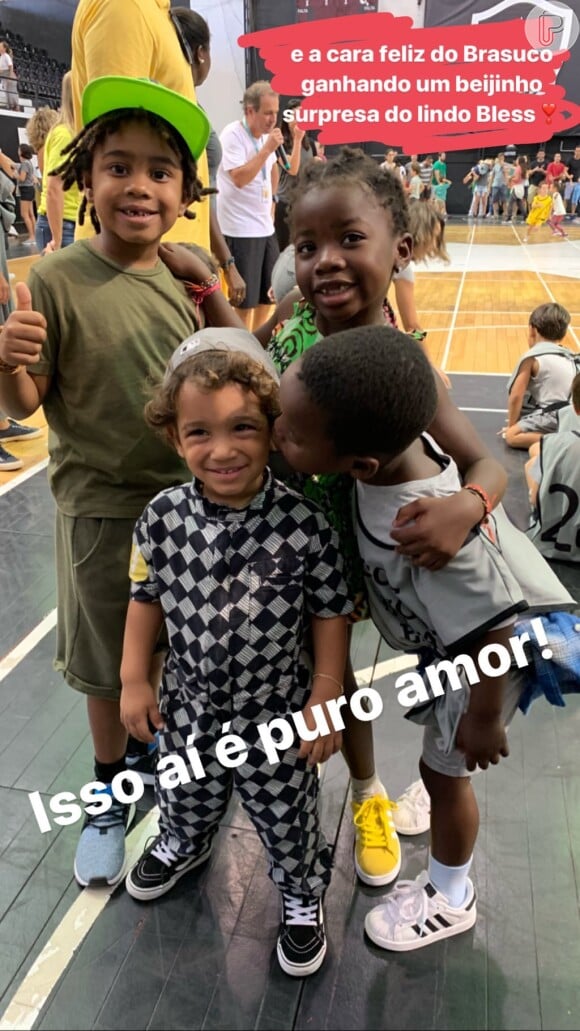 Filho de Bruno Gagliasso e Giovanna Ewbank deu um beijinho no rosto do neto de Regina Casé durante em evento esportivo na escola onde estudam: 'Puro amor!'
