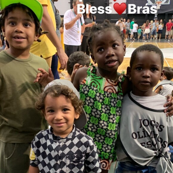 Regina Casé mostrou momento de união do filho caçula e do neto com os dois filhod e Bruno Gagliasso e Giovanna Ewbank