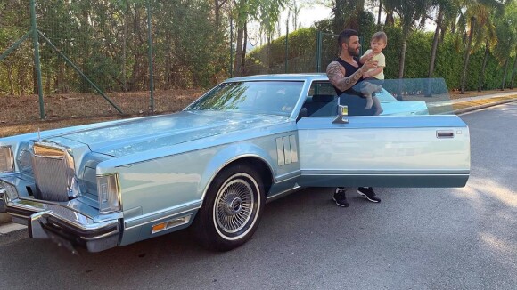 Gusttavo Lima mostra carro antigo em foto com filho Samuel: 'Rolê com pequeno'