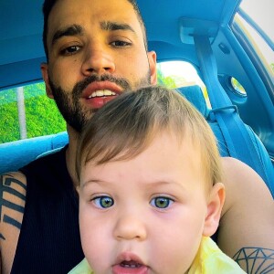 Gusttavo Lima postou foto com o filho Samuel, de 1 ano, na web