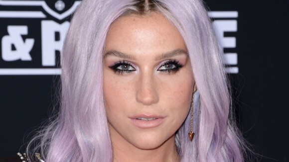 Kesha acusa Dr. Luke de agressão sexual, física e verbal. Produtor nega