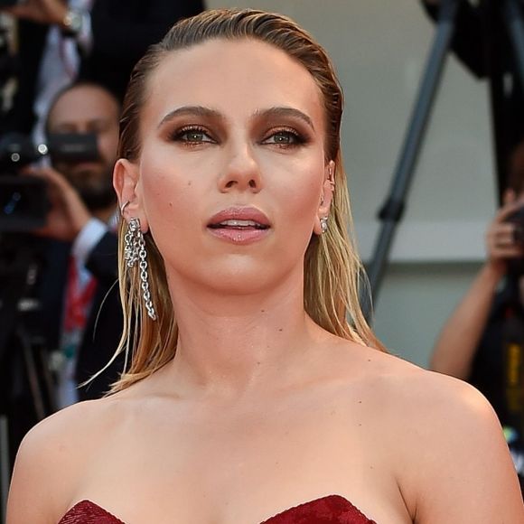 Scarlett Johansson fez uma maquiagem com sombra marrom esfumada e detalhes de sombra cobre, com pigmentos brilhosos, para o Festival de Veneza