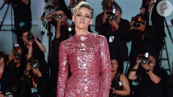 A make vermelha de Kristen Stewart no Festival de Veneza combinou com o vestido longo brilhoso da atriz