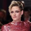 Kristen Stewart fez uma maquiagem com sombra vermelha esfumada em forma de delineado gatinho para combinar com o vestido longo rosa, da grife Chanel. Look foi usado na pré-estreia de "Seberg", filme em que é protagonista