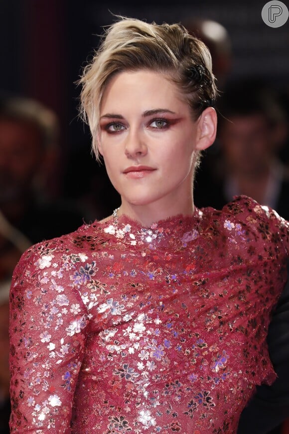 Kristen Stewart fez uma maquiagem com sombra vermelha esfumada em forma de delineado gatinho para combinar com o vestido longo rosa, da grife Chanel. Look foi usado na pré-estreia de "Seberg", filme em que é protagonista
