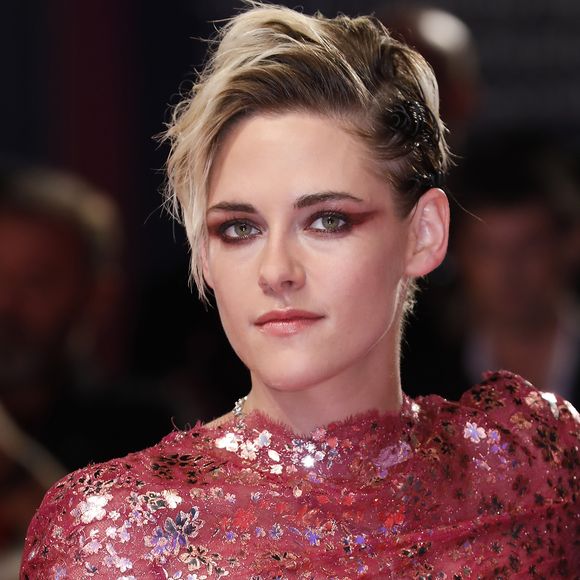 Kristen Stewart fez uma maquiagem com sombra vermelha esfumada em forma de delineado gatinho para combinar com o vestido longo rosa, da grife Chanel. Look foi usado na pré-estreia de "Seberg", filme em que é protagonista