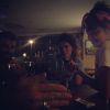 Cauã Reymond janta com amigas em Petrolina, em Pernambuco, filmando o longa-metragem 'Língua Seca'