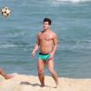 Thiago Martins joga bola com amigos na praia de Grumari, na Zona Oeste do Rio de Janeiro, em 15 de outubro de 2014