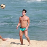 Thiago Martins joga bola e se diverte com amigos em praia do Rio