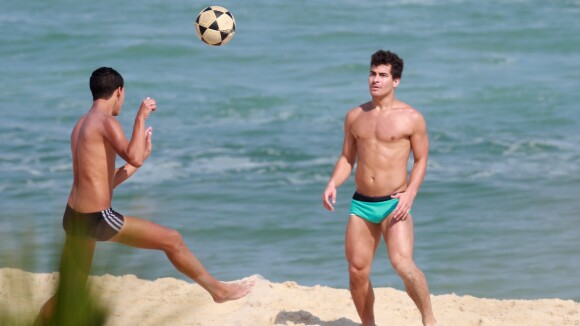 Thiago Martins joga bola e se diverte com amigos em praia do Rio