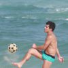 Thiago Martins joga bola com amigos na praia de Grumari, na Zona Oeste do Rio de Janeiro, em 15 de outubro de 2014
