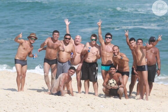 Thiago Martins posa com grupo de amigos