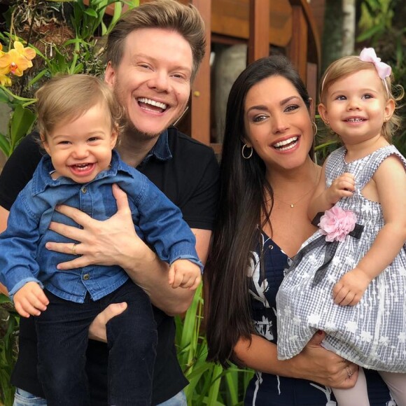 Thais Fersoza vai matricular os filhos, Melinda e Teodoro, na escola