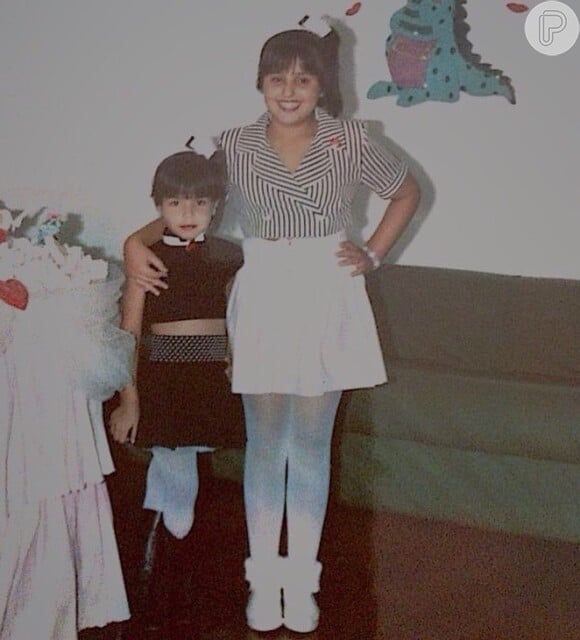 Thais Fersoza homenageou a irmã, Tatiana, e postou foto da infância