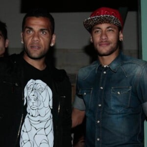 Neymar se assusta com inseto na cabeça de Daniel Alves: 'Eita p*'