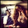 Rihanna posta foto sentada no colo de Chris Brown dentro de um carro, no dia em que completa 25 anos de idade, em 20 de fevereiro de 2013
