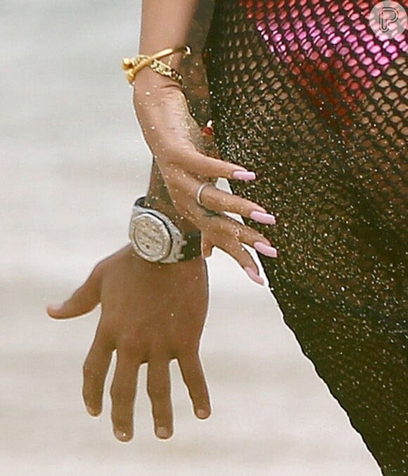 Rihanna exibe aliança prateada na mão esquerda, em 20 de fevereiro de 2013