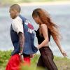 Rihanna e Chris Brown deixam praia de mãos dadas