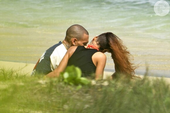 Rihanna e Chris Brown curtem aniversário de 25 anos da cantora em praia do Havaí, nos Estados Unidos, em 20 de fevereiro de 2013