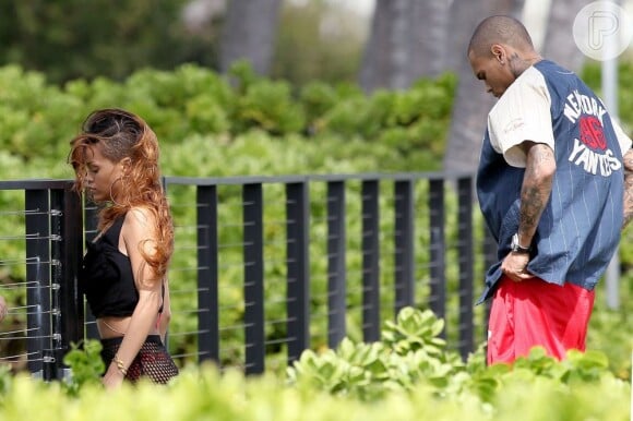 Rihanna e Chris Brown deixam praia no Havaí, em 20 de fevereiro de 2013