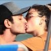 Isis Valverde e André Resende trocaram beijos na na praia da Barra da Tijuca neste domingo, 8 de setembro de 2019