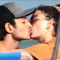 Isis Valverde troca beijos com o marido, André Resende, em praia do Rio. Fotos!