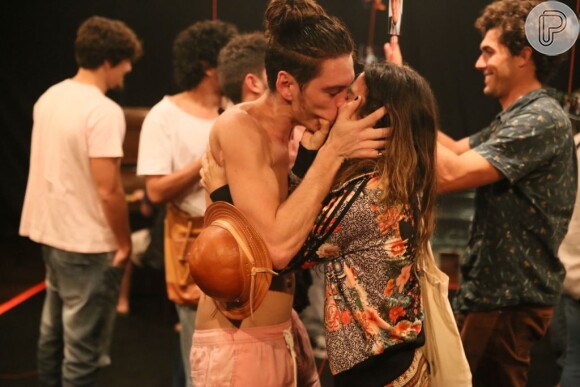 Pally Siqueira deu beijão no ator João Vithor Oliveira no final da peça 'Carta a um Jovem Ator'