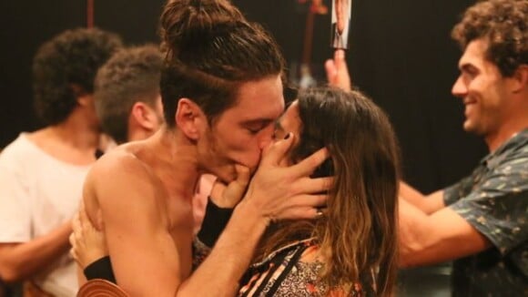 Pally Siqueira e João Vithor Oliveira trocam beijão após peça no Rio. Fotos!