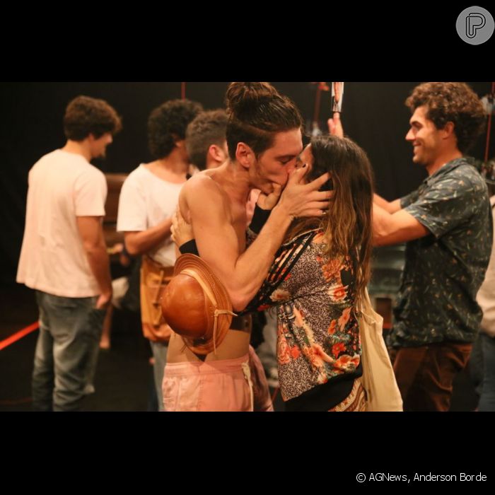 Pally Siqueira deu beijão no ator João Vithor Oliveira no final da peça &#039;Carta a um Jovem Ator&#039;