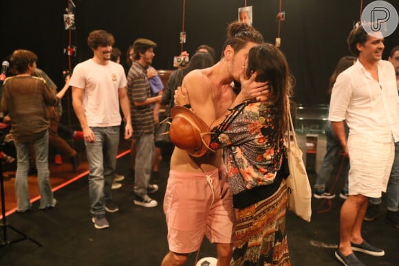 Pally Siqueira e João Vithor Oliveira trocaram beijo após peça na noite desta quarta-feira, 11 de setembro de 2019